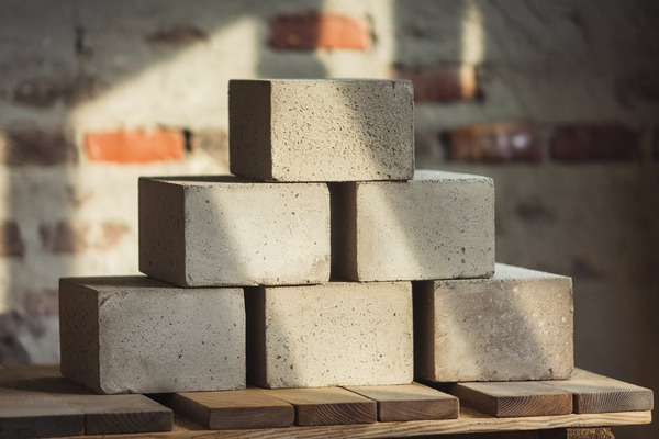 Bloczki betonowe czy keramzytowe – porównanie i wybór odpowiedniego materiału