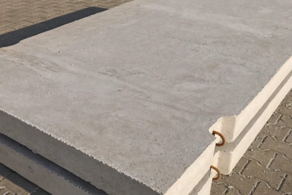 Na jakim podkładzie układa się płyty dróg tymczasowych?