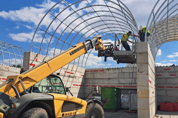 Na jakim podkładzie układa się płyty dróg tymczasowych?